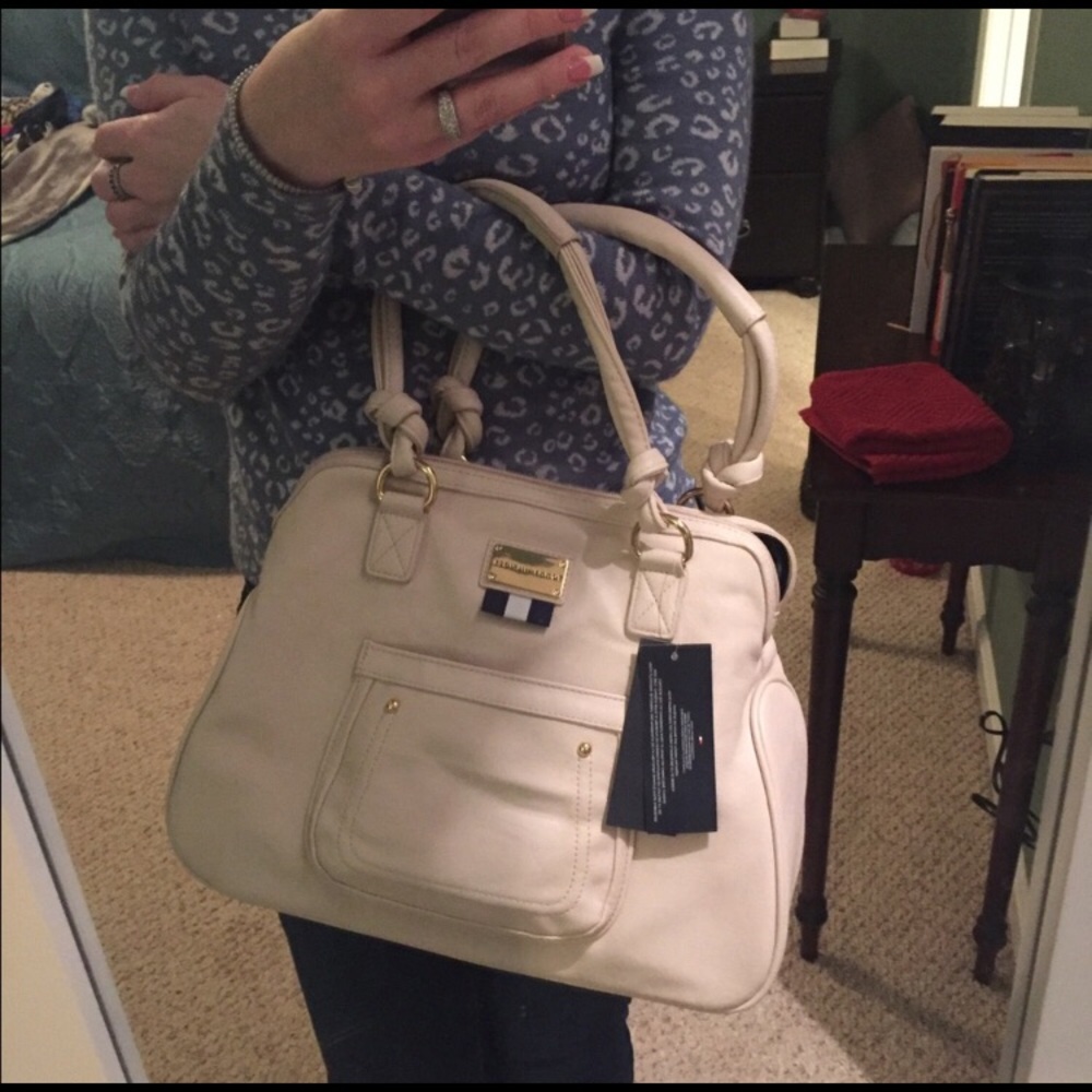 Authentic NWT Tommy Hilfiger purse.